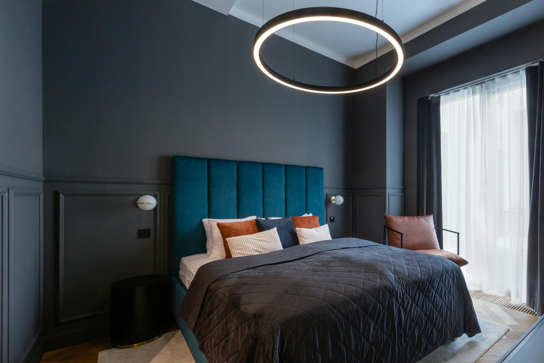 Komfort Zimmer — modernes Design, dunkle Akzente