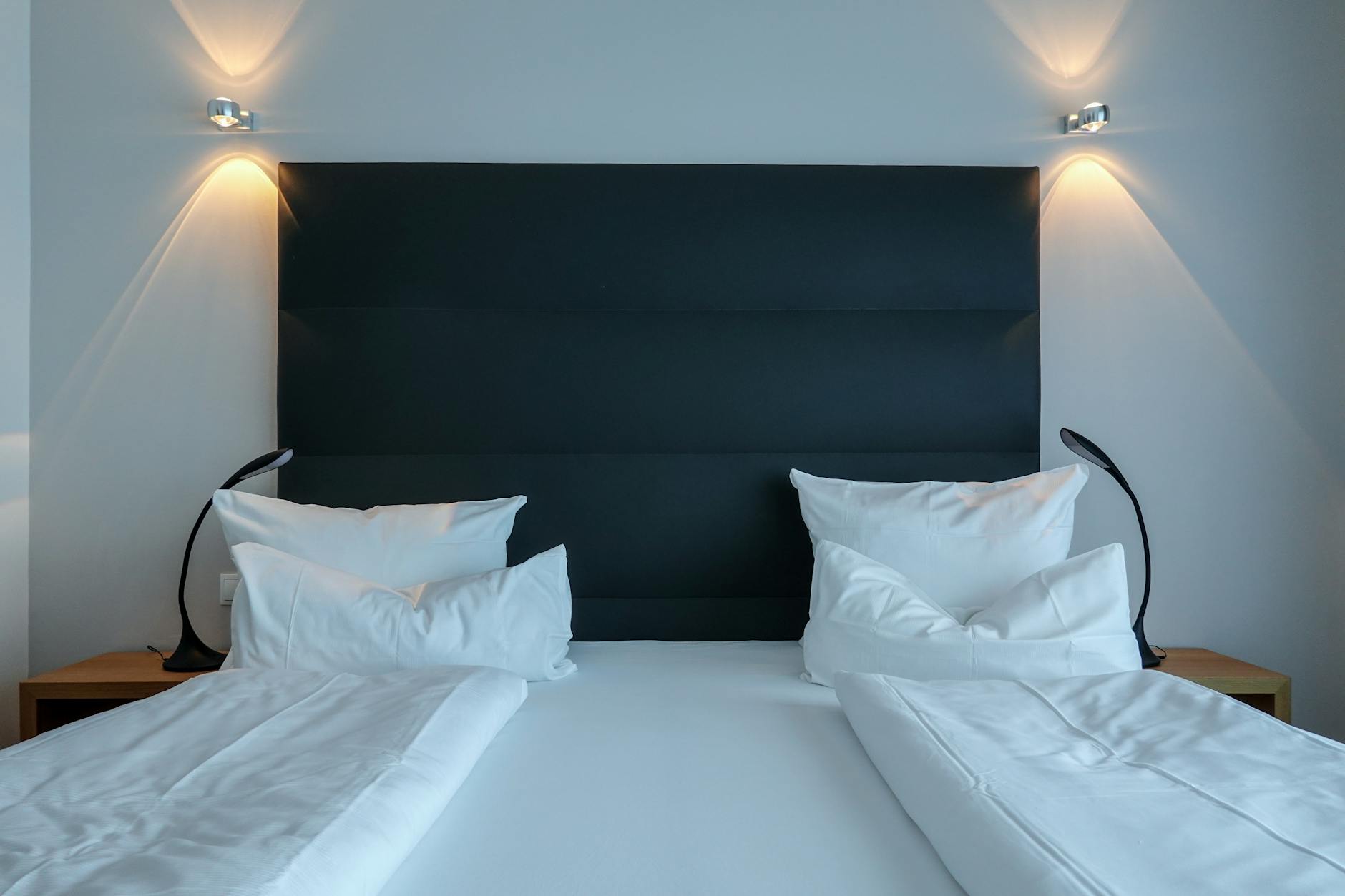Superior Zimmer — elegant, hell, mit großem Fenster